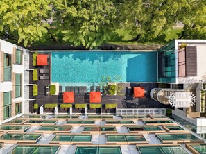 Outdoor pool, open 6:00 AM to 10:00 PM, pool loungers - Park Regis by Prince Singapore (Singapore)