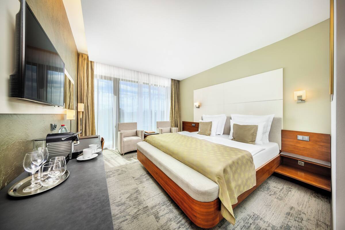 deluxe double room with golf course view and balcony | minibar, in-room safe, desk, blackout curtains