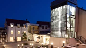 Fassade der Unterkunft – Abend/Nacht