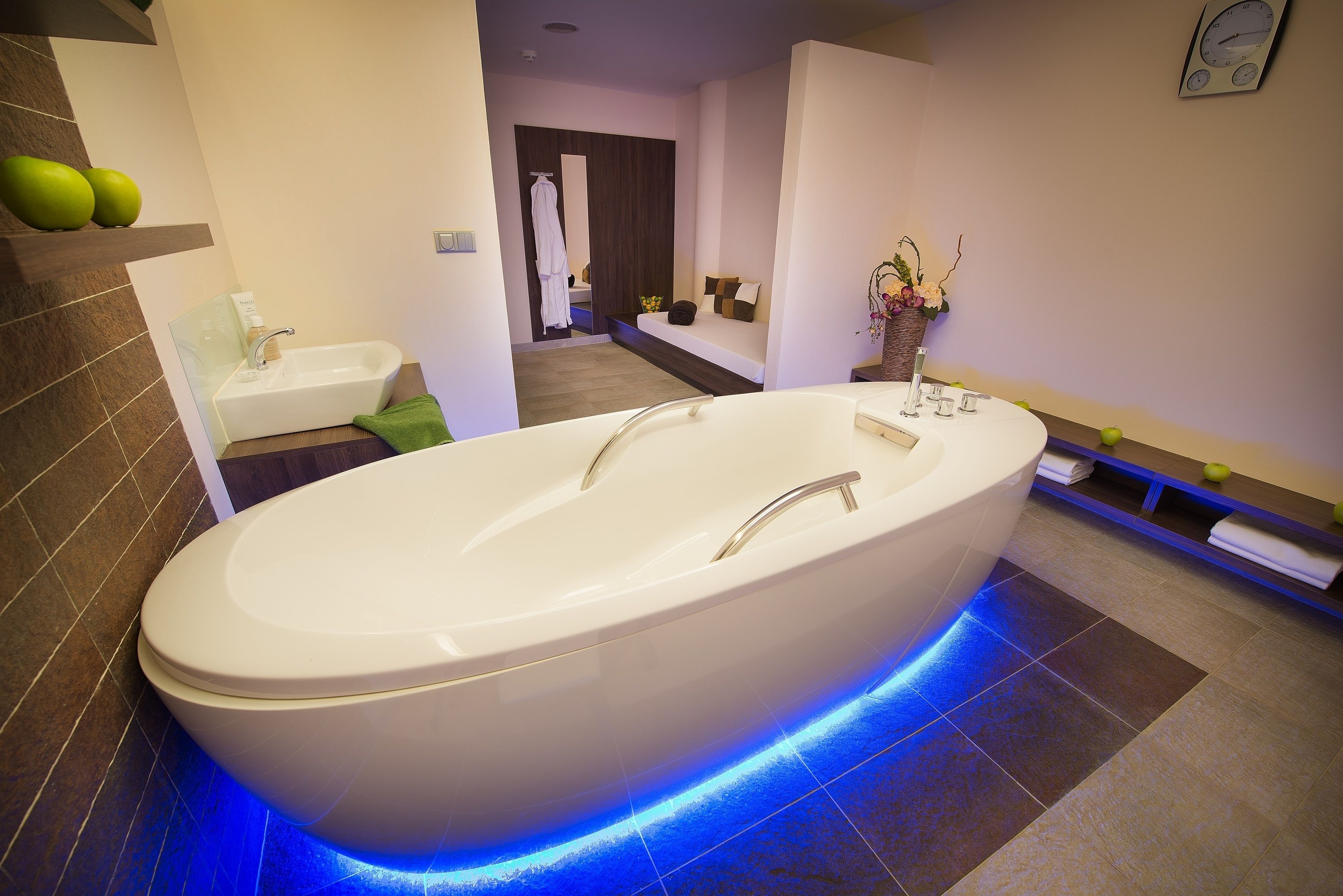 Un baño moderno con una bañera amplia, una zona de ducha independiente y un tocador con lavabo.