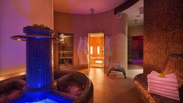 Un'area spa moderna con vasca idromassaggio, asciugamani e zona bagno in legno.