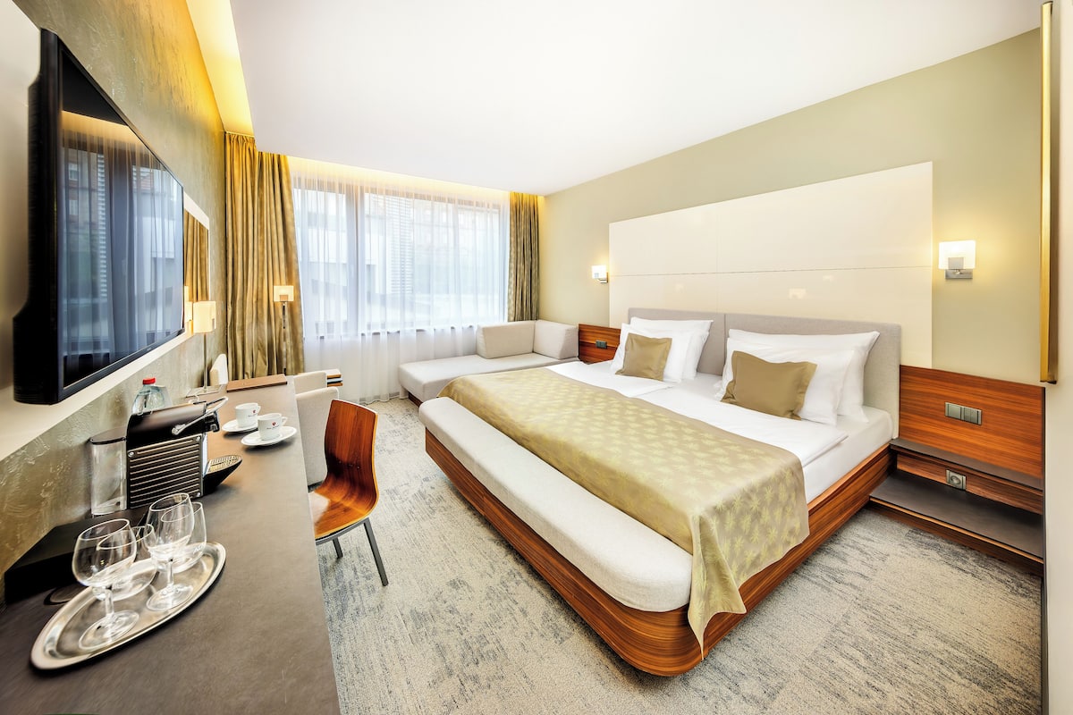 Superior Double Room with Extra Bed | Minibar, két bảo mật tại phòng, bàn, màn/rèm cản sáng