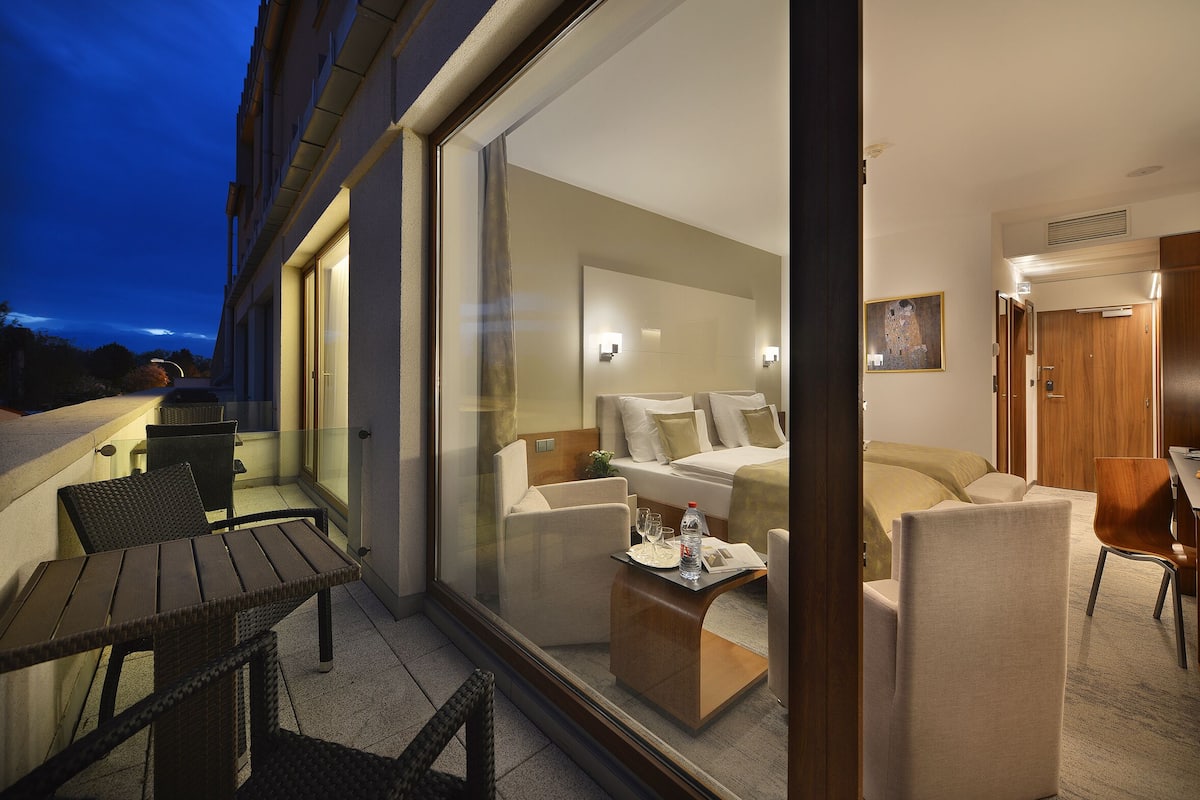 deluxe double room with golf course view and balcony | minibar, in-room safe, desk, blackout curtains