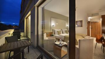 Deluxe Double Room with Golf Course View and Balcony | Minibar, Zimmersafe, Schreibtisch, Verdunkelungsvorhänge