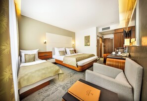 Superior Double Room with Extra Bed | มินิบาร์, ตู้นิรภัยในห้องพัก, โต๊ะทำงาน, ผ้าม่านกันแสง