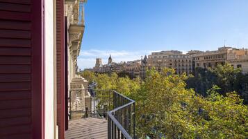 Apartamento luxo, 2 quartos (Paseo de Gracia View) | 1 quarto, roupas de cama premium, cofres nos quartos, escrivaninha