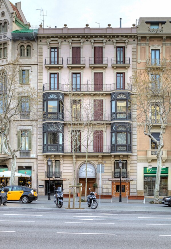 Vista frontal de la propiedad