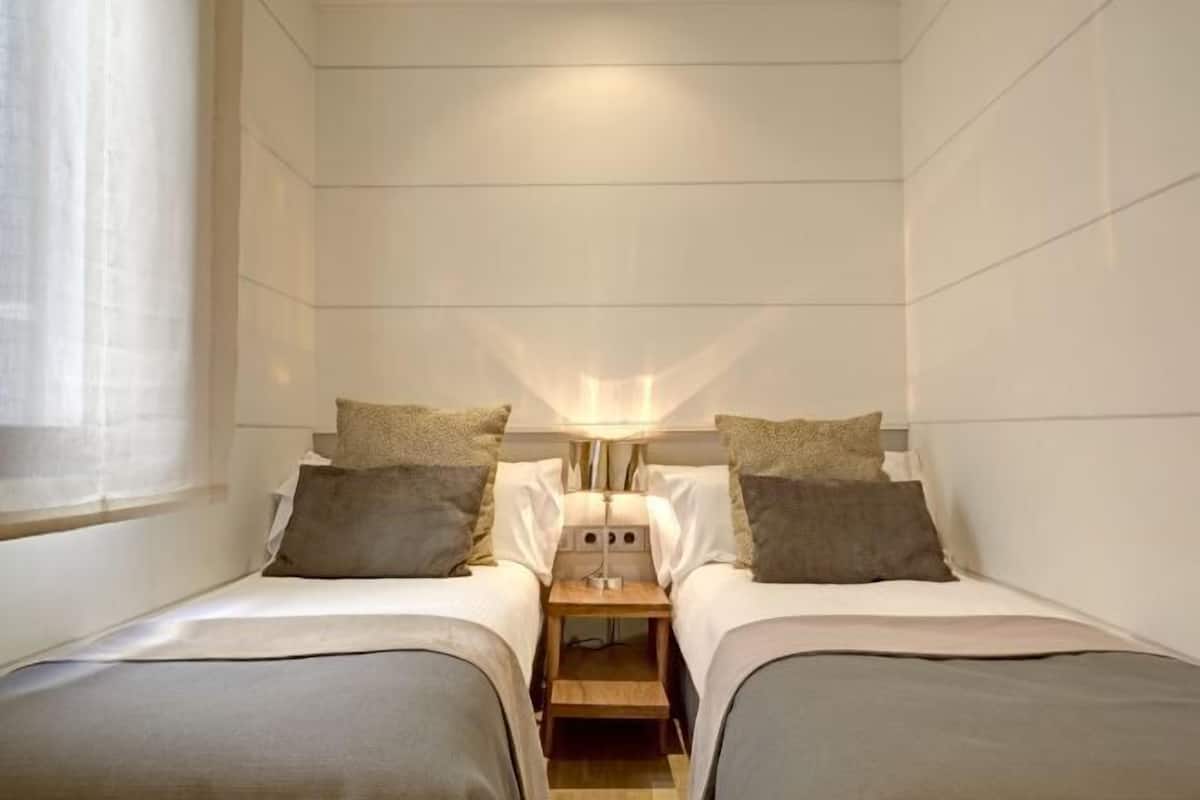 1 bedroom, premium bedding, in-room safe, desk