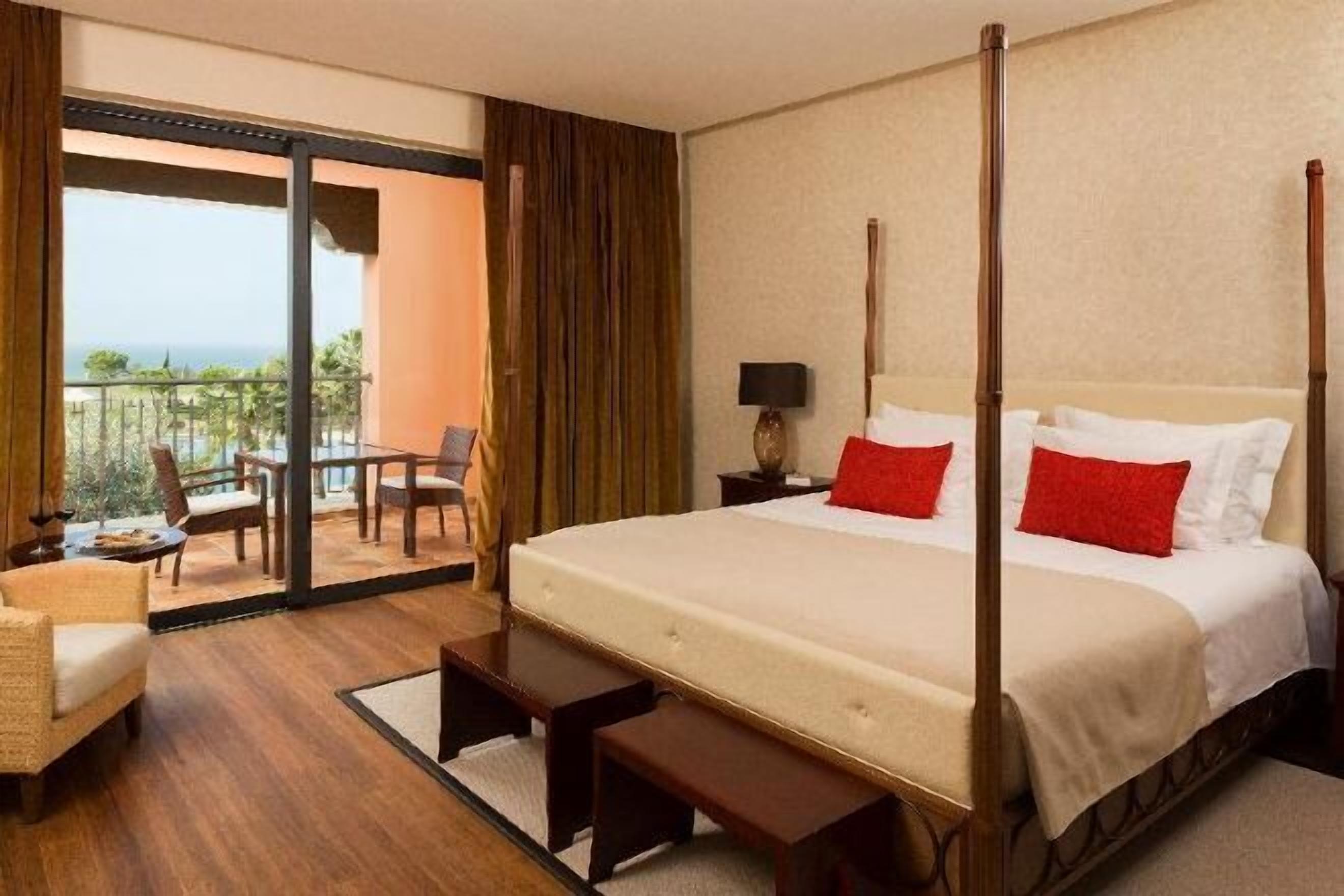 ملاءات للفراش لا تسبب الحساسية وألحفة محشوة بالريش وخزنة داخل الغرفة