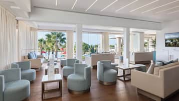 2 bars-salons, bar attenant à la piscine