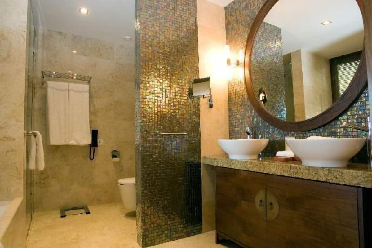 Bathroom | Separate bathtub and shower, deep-soaking bathtub, rainfall showerhead