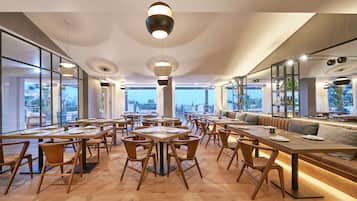 3 restaurantes; se sirve desayuno, almuerzo y cena