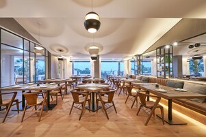 3 restaurantes: opção de café da manhã, almoço e jantar