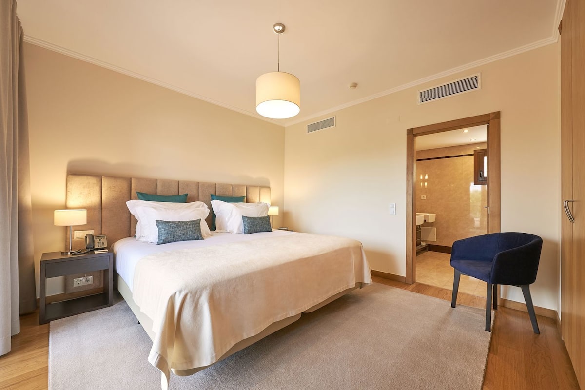 Hypo-allergenic bedding, down comforters, in-room safe