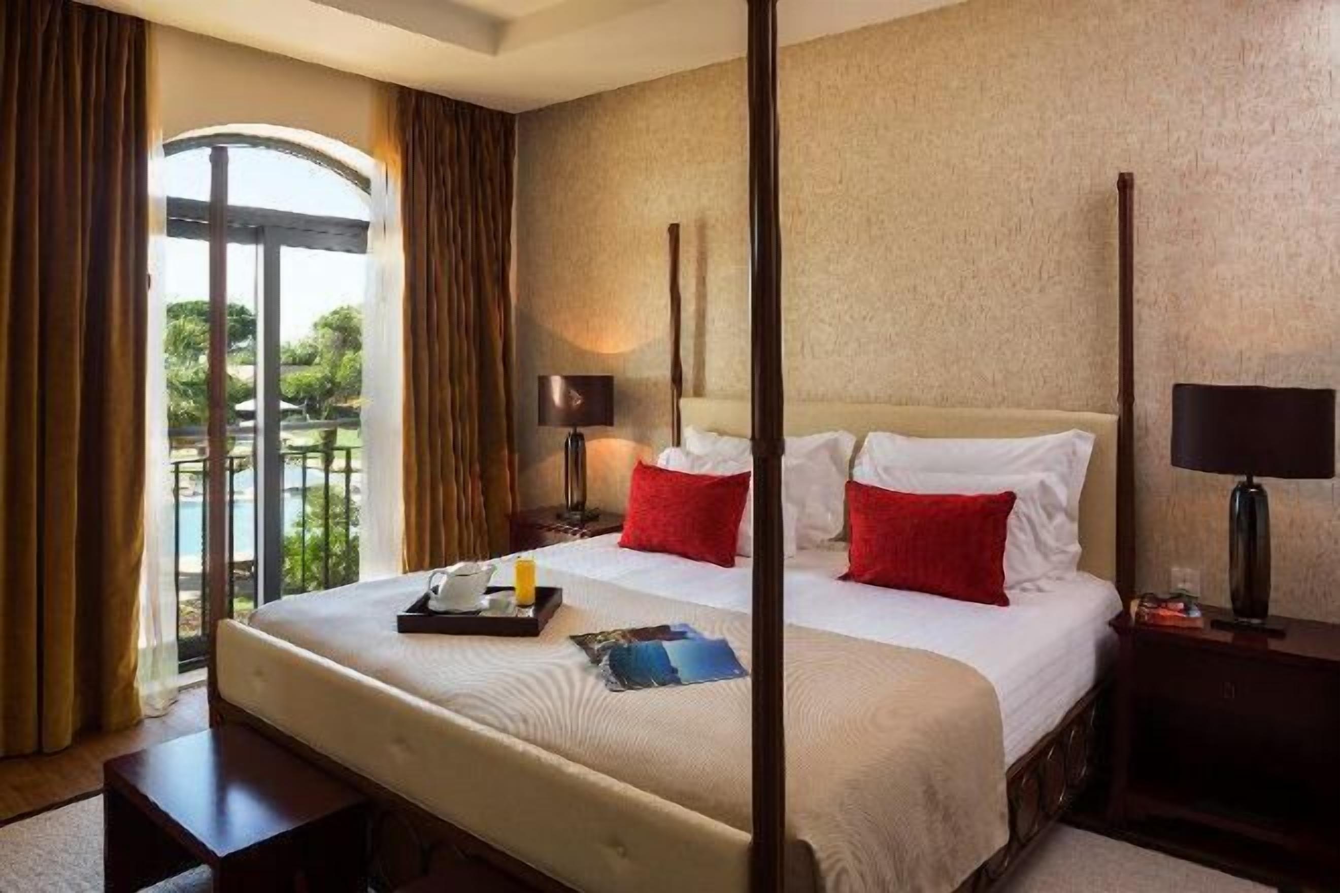 ملاءات للفراش لا تسبب الحساسية وألحفة محشوة بالريش وخزنة داخل الغرفة