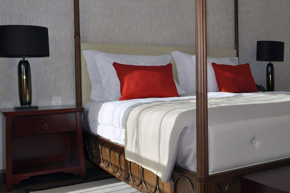 Suite | Hypo-allergenic bedding, down comforters, in-room safe