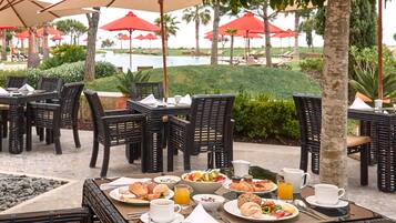 Desayuno buffet todos los días (con cargo)