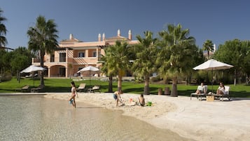 3 piscinas al aire libre, sombrillas, sillones reclinables de piscina