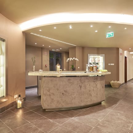 Couples treatment rooms, sauna, hot tub, Turkish bath, body treatments