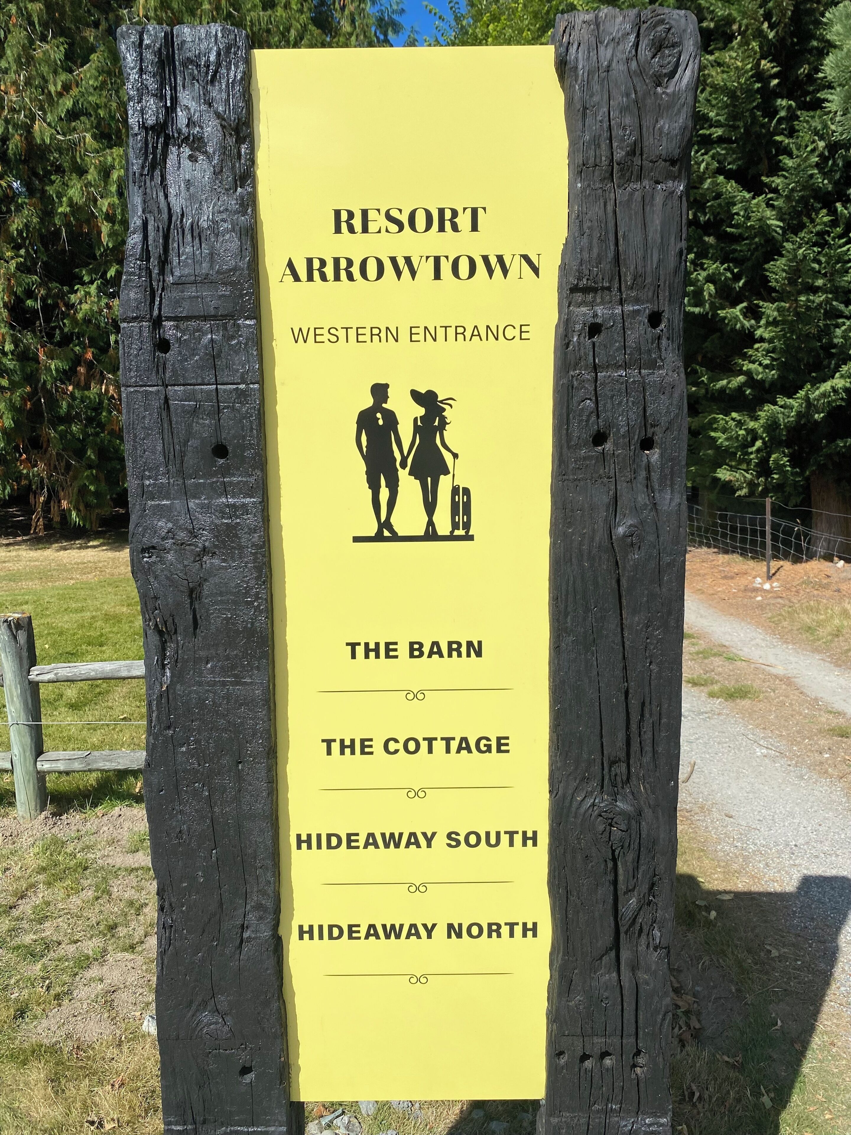 Segnaletica per l'ingresso ovest di Resort Arrowtown, con l'elenco delle sistemazioni: The Barn, The Cottage, Hideaway South e Hideaway North.