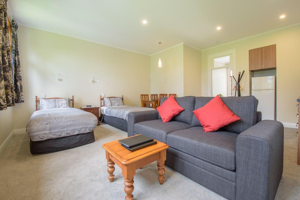 Appartement, 2 eenpersoonsbedden ((Self Catering)) | Woonruimte | Een flatscreentelevisie