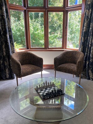 Queen Studio Apartment (Self Catering) | Laptop workspace, iron/ironing board, free cribs/infant beds, free WiFi - Resort Arrowtown (Speargrass Flat)