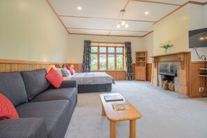 King Studio Apartment (Self Catering) | Laptop workspace, iron/ironing board, free cots/infant beds, travel cot - Willowbrook Country Apartments (Speargrass Flat)