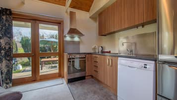 Apartemen, 2 kamar tidur, pemandangan gunung | Dapur pribadi | Lemari es, microwave, kompor, dan ketel listrik
