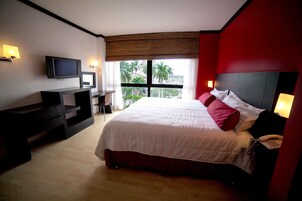 Quarto casal standard, 1 cama King | Cofres nos quartos, Wi-Fi de cortesia, roupa de cama