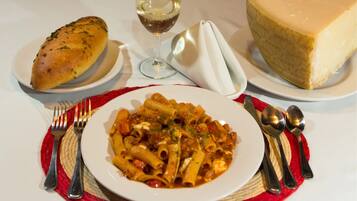 Se sirven desayunos, comidas y cocina italiana con mesas al aire libre