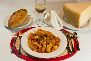 Se sirven desayunos y almuerzos, restaurante con mesas al aire libre 