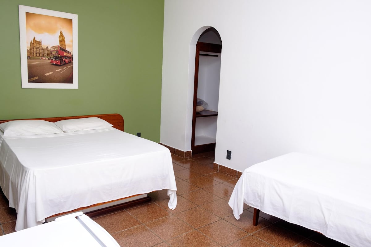 Minibar, cortinas blackout, camas plegables/adicionales y wifi gratis
