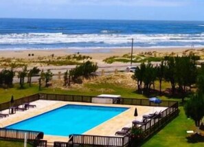 Outdoor pool, pool loungers - Ravena Cassino Hotel (Laguna)