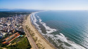 位於海灘上、躺椅、遮陽傘、海灘浴巾