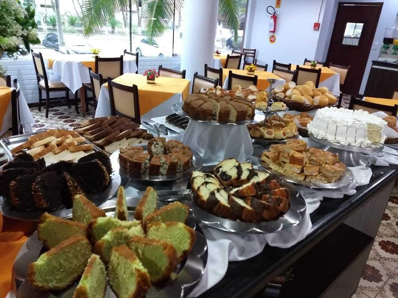 Un buffet proposant une variété de gâteaux et de pâtisseries.