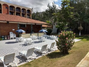 Outdoor pool, pool loungers - Ravena Cassino Hotel (Laguna)