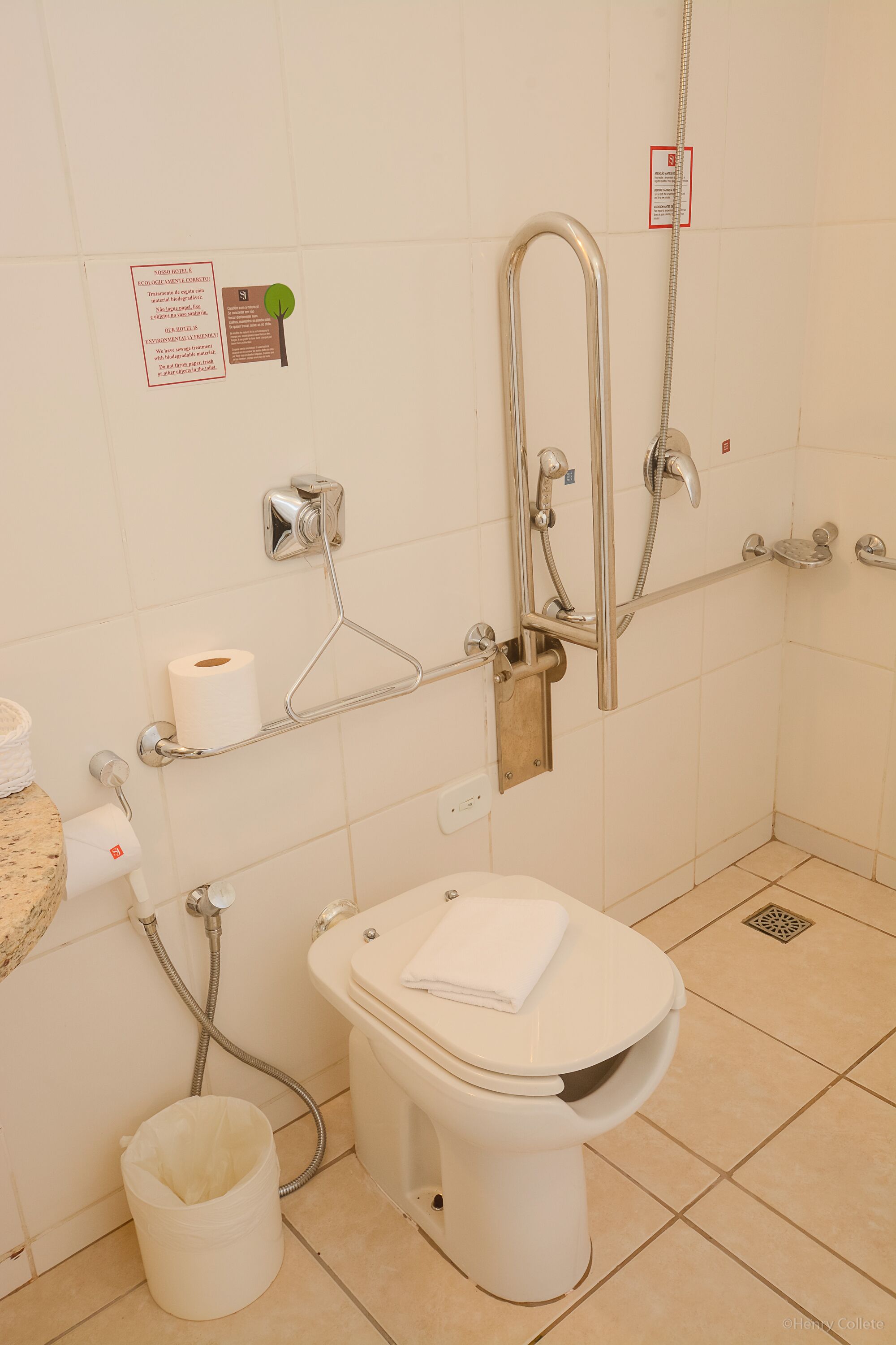 executive single room | bathroom | shower, hair dryer, bidet, towels