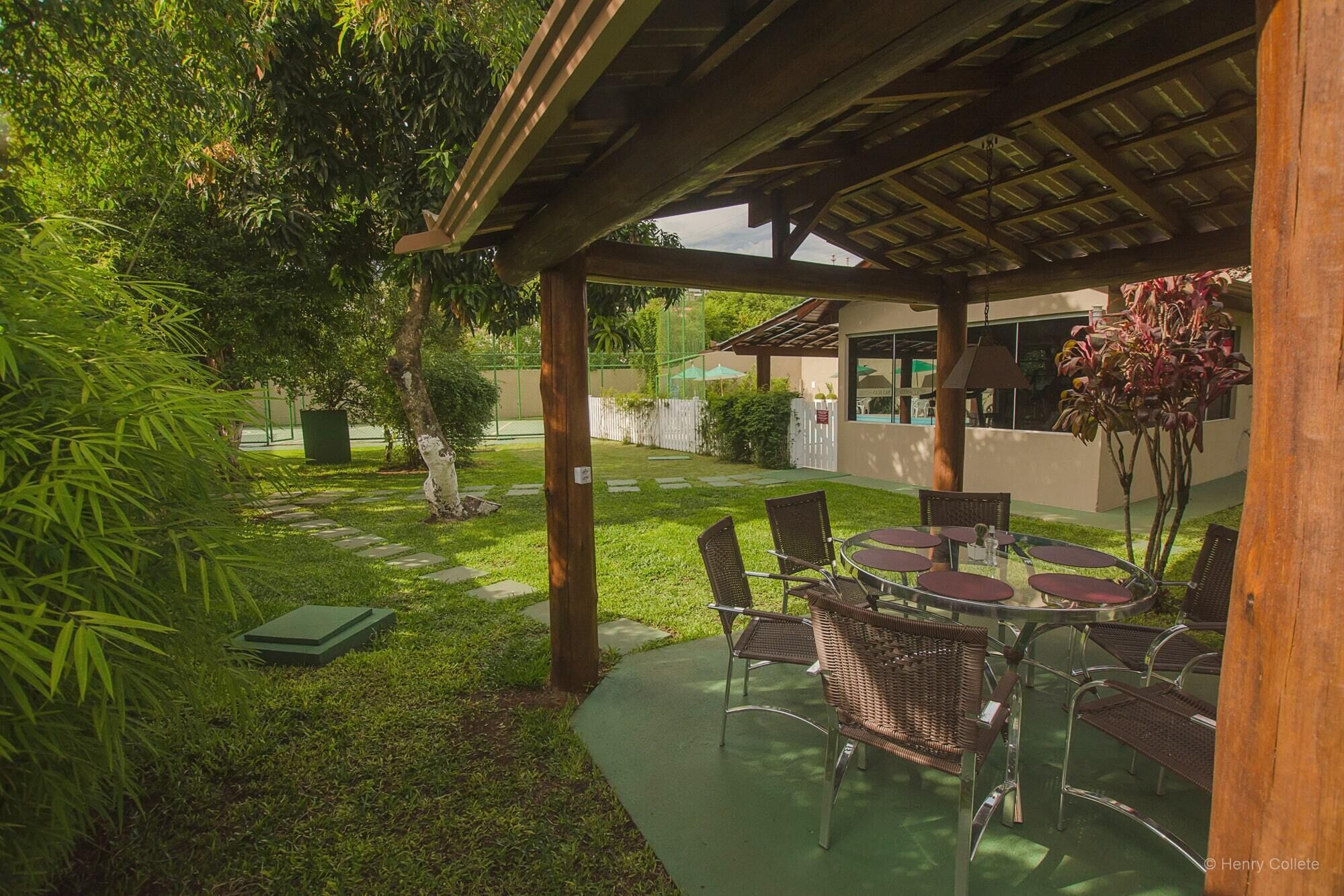 breakfast, lunch and dinner served