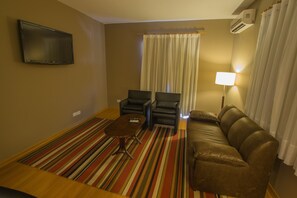 Suite | Living room | 32-inch LCD TV with cable channels, TV - SJ Jaguariaíva - San Juan Jaguariaíva (Jaguariaíva)