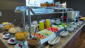 A buffet with various food items and beverages. - SJ Jaguariaíva - San Juan Jaguariaíva (Jaguariaíva)