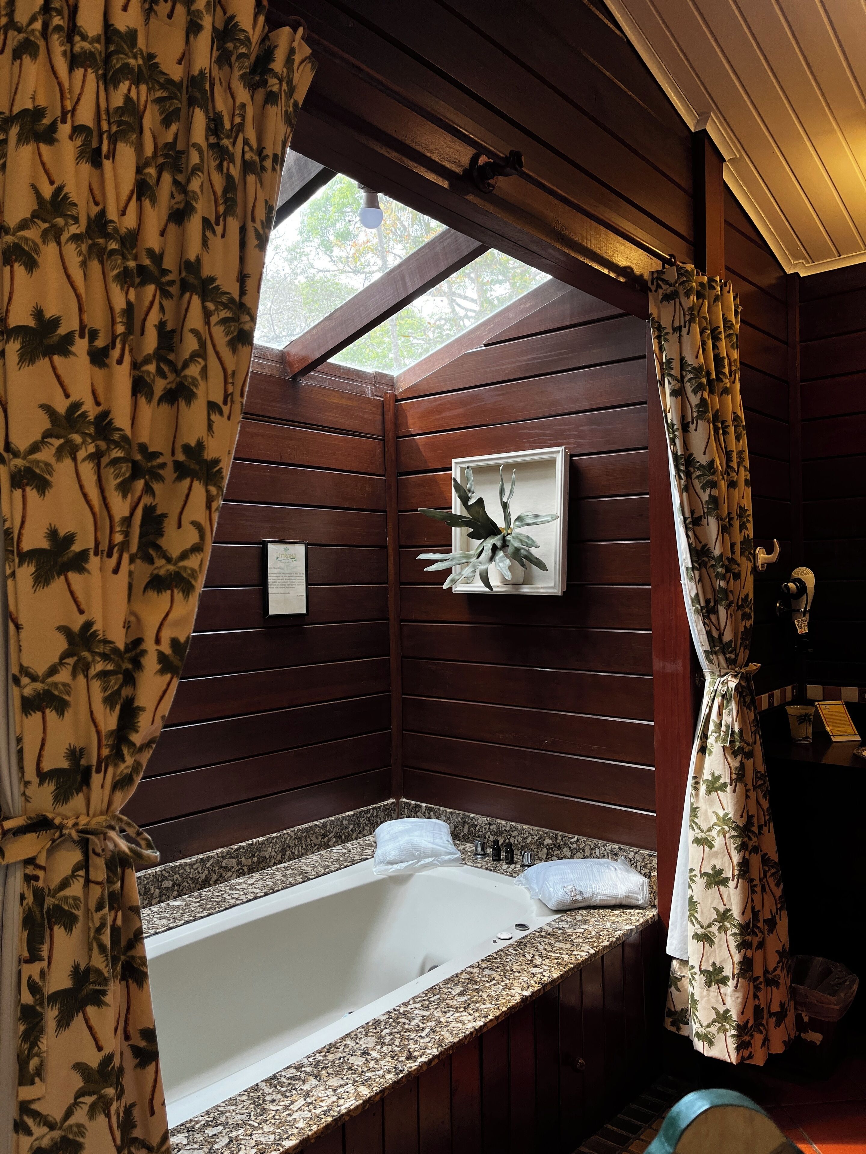 Jetted bathtub