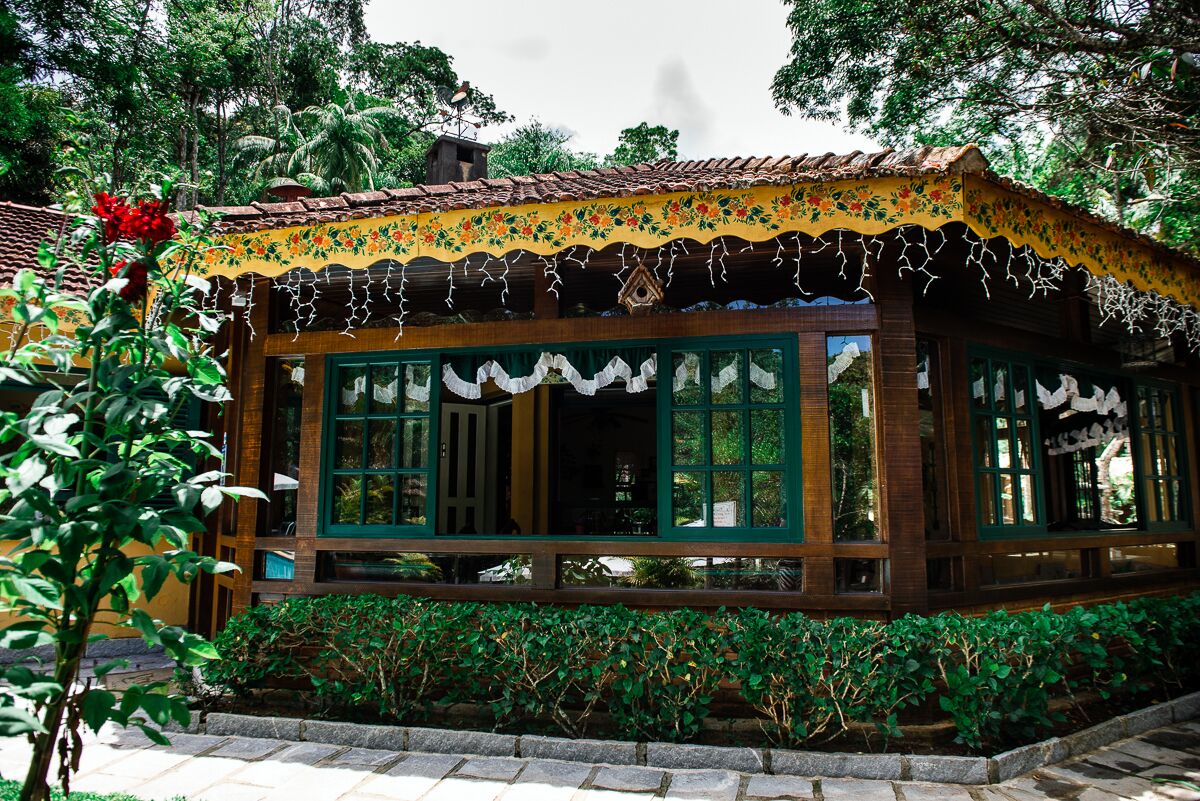 breakfast, lunch, dinner served; international cuisine