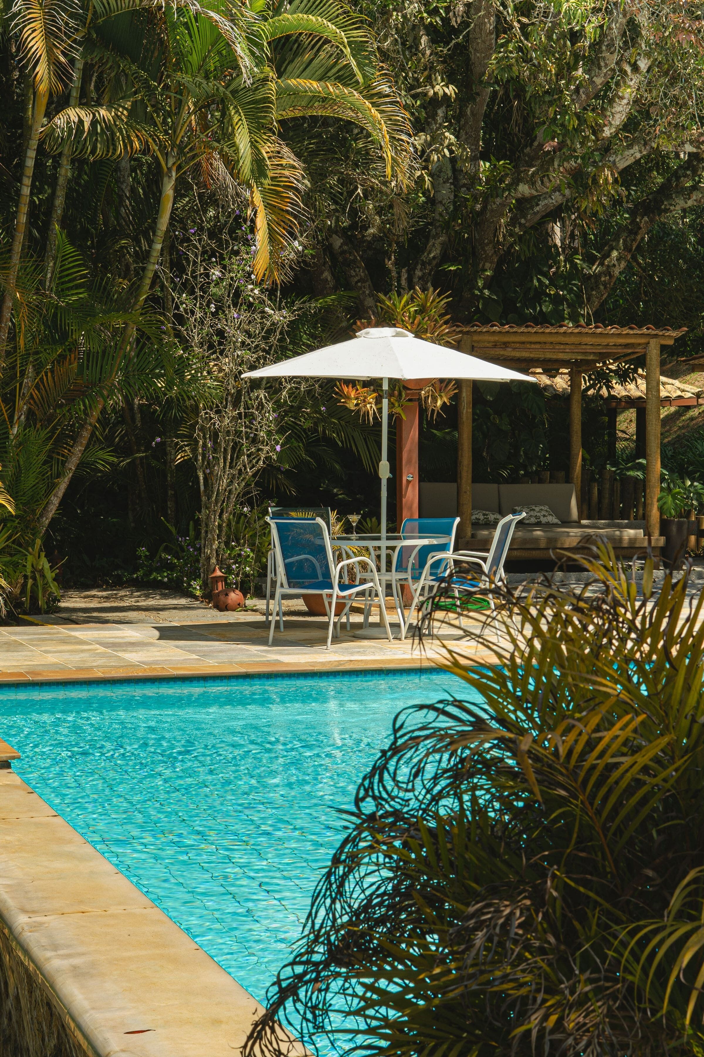 Utendørsbasseng, bassengparasoller og solsenger