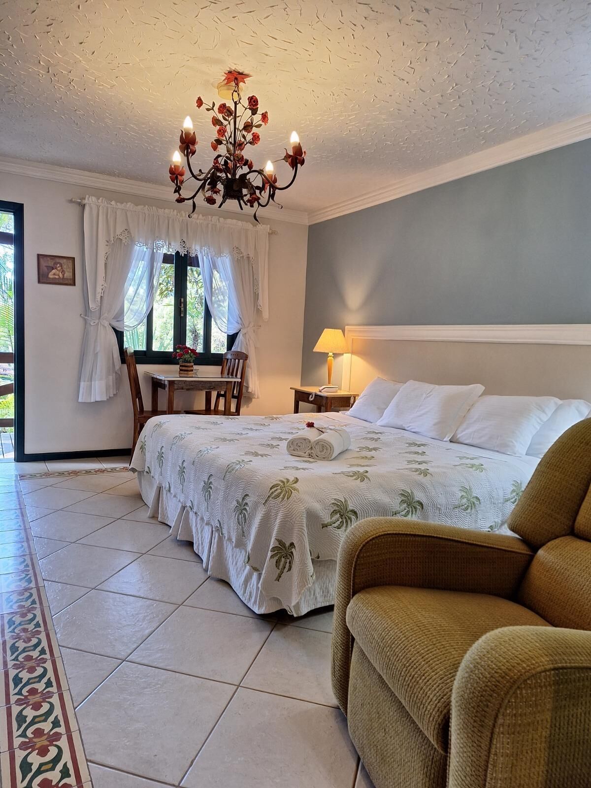 Minibar, in-room safe, WiFi (free), bed sheets