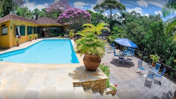 Piscina externa, guarda-sóis, espreguiçadeiras