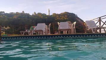 Ulkouima-allas, aurinkotuoleja