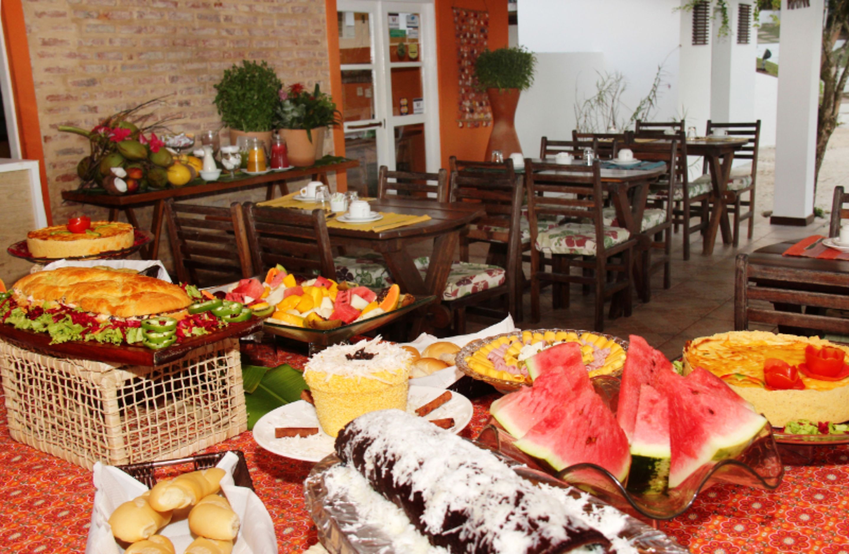Café da manhã com buffet grátis todos os dias