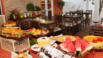 Café da manhã com buffet grátis todos os dias