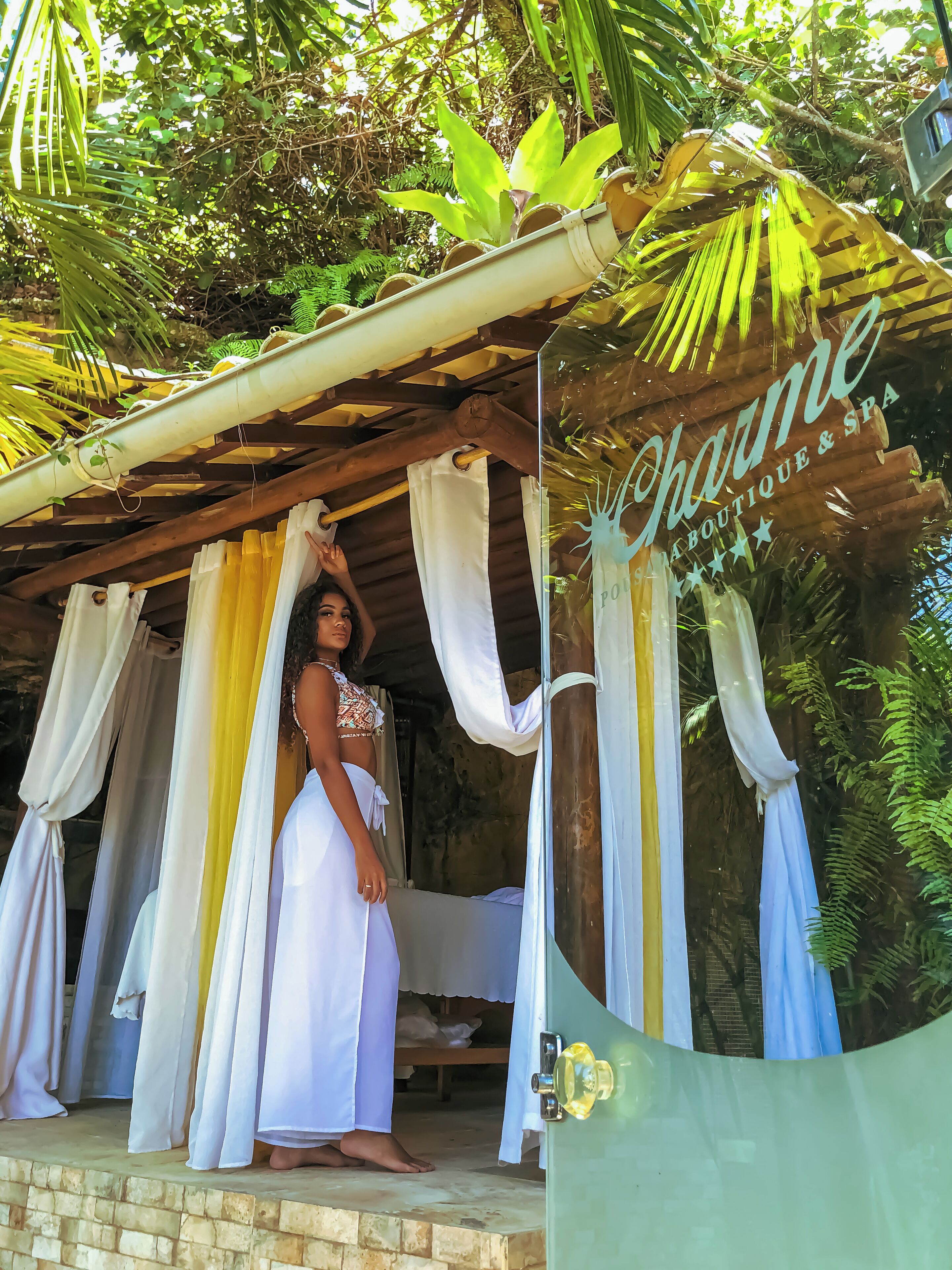 Un espacio al aire libre techado con un letrero que dice "Chaveme Boutique & Spa".