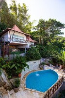 Minibar, caja de seguridad en la habitación, wifi gratis y ropa de cama 